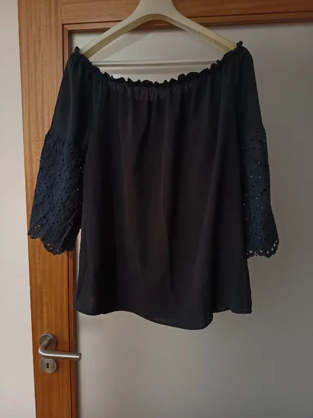 Blusa preta ombro a ombro com detalhes