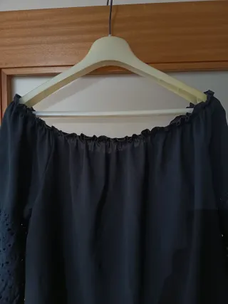 Blusa preta ombro a ombro com detalhes