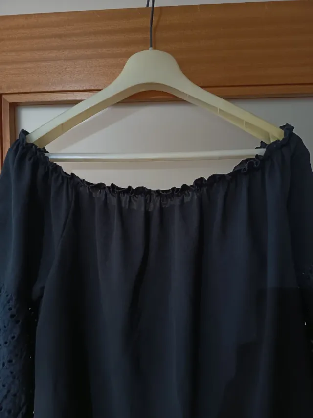 Blusa preta ombro a ombro com detalhes