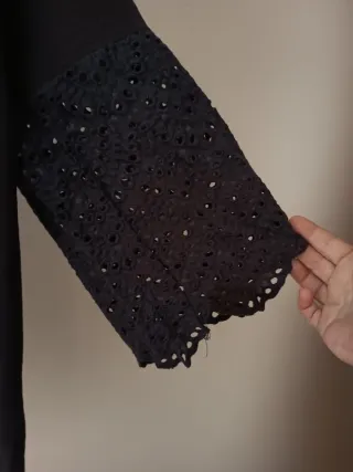 Blusa preta ombro a ombro com detalhes