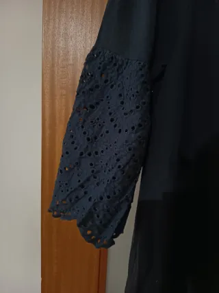 Blusa preta ombro a ombro com detalhes