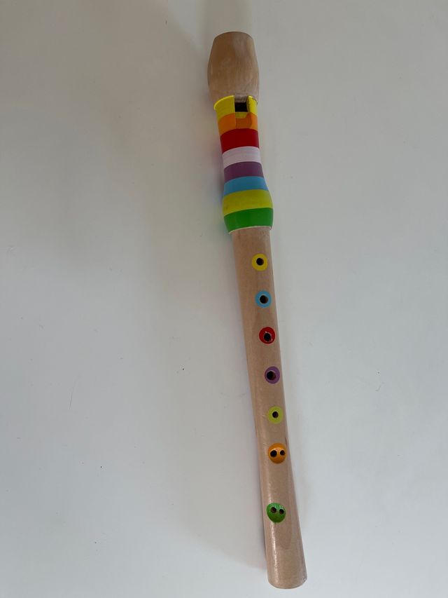 Flauta de madera decorada