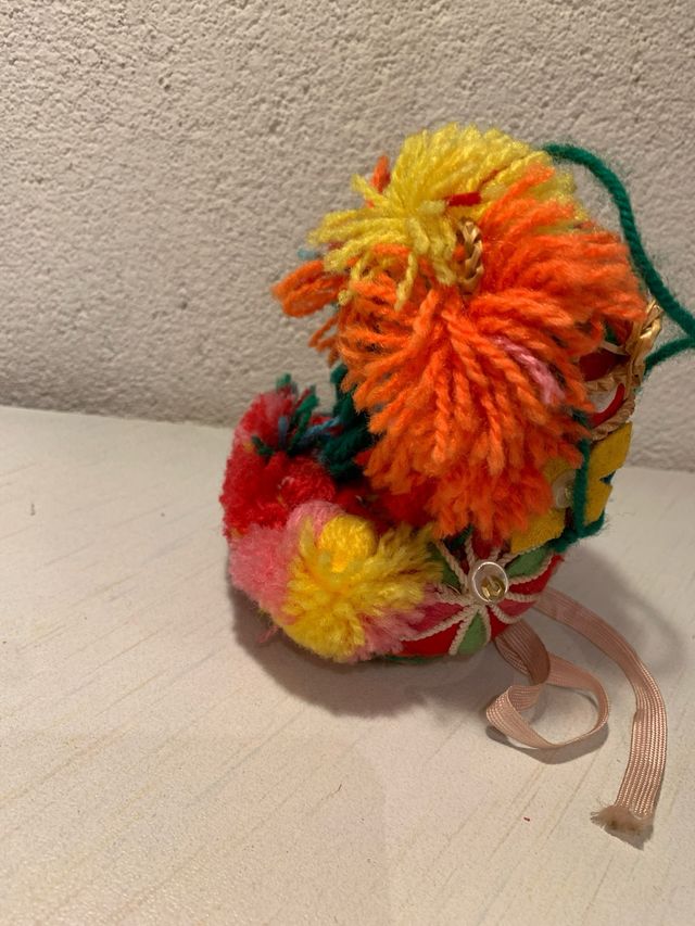 Adorno de sombrero indumentaria multicolor.