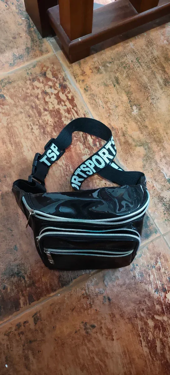 Riñonera negra brillante