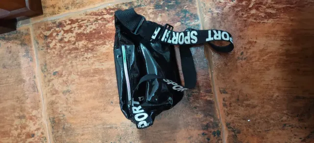 Riñonera negra brillante