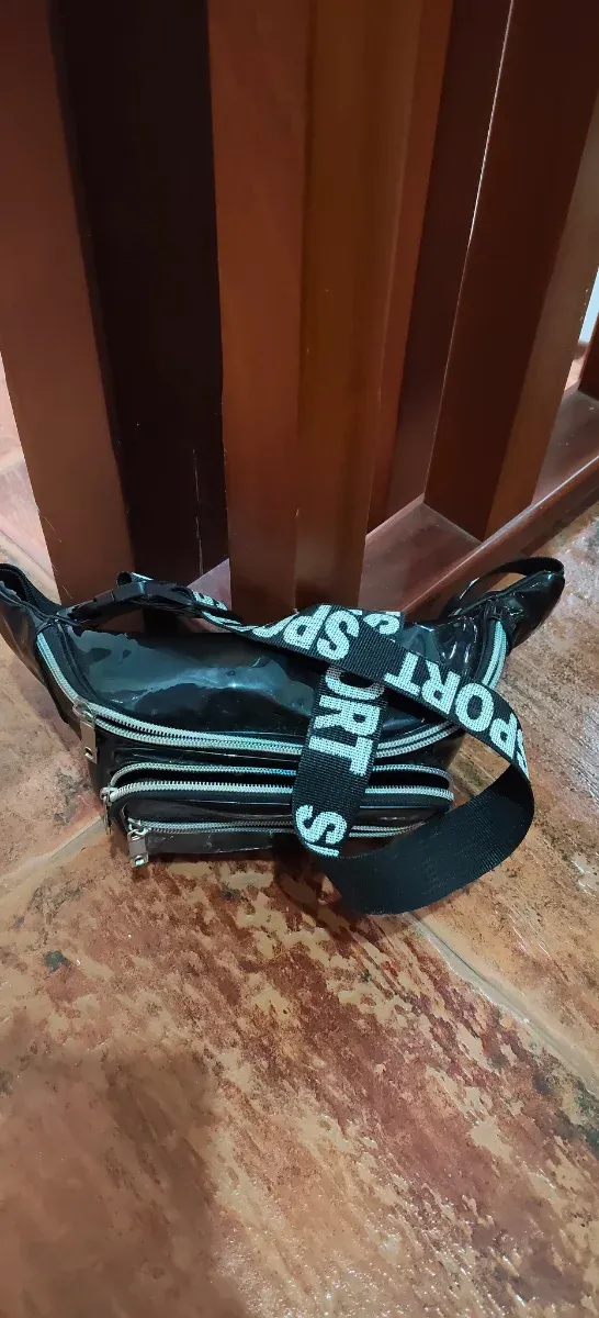 Riñonera negra brillante