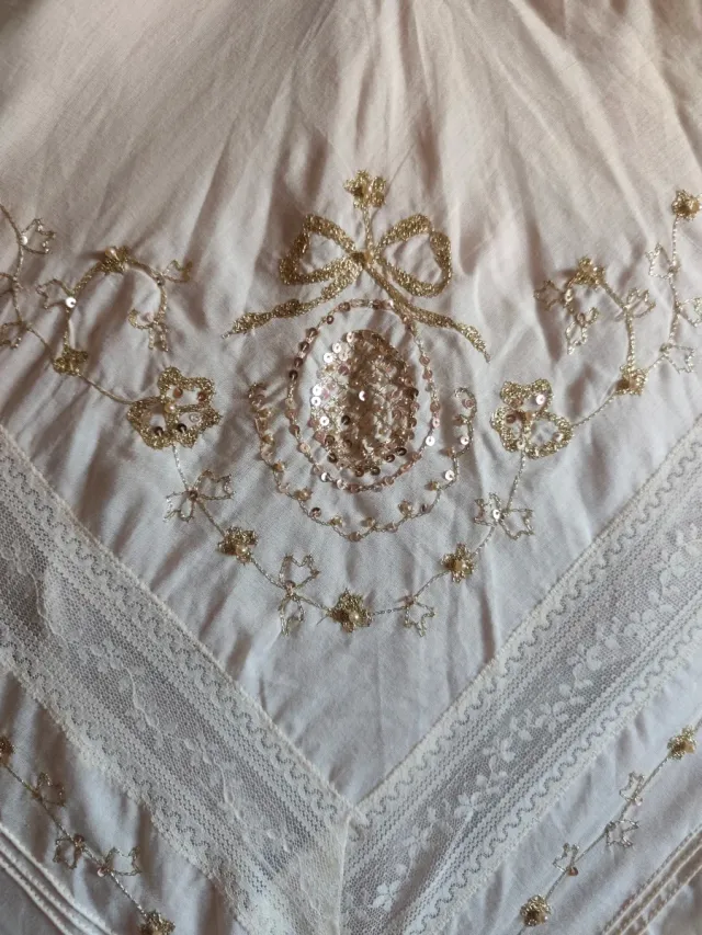 Manteleta huertana muselina bordada