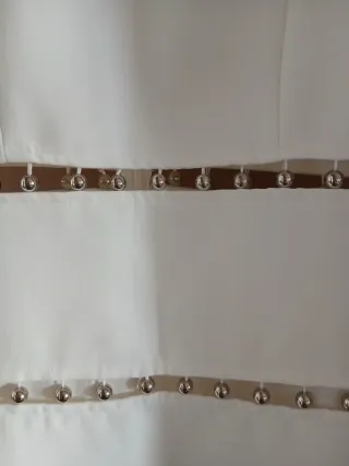 Vestido blanco con detalles metálicos
