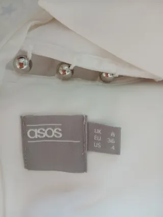 Vestido blanco con detalles metálicos