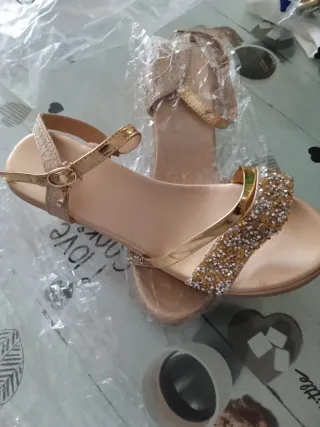 Zapatos dorados tacón 7 cm.numero 37. Y vale 38