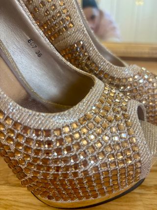 Zapatos de tacón dorados con cristales talla 36