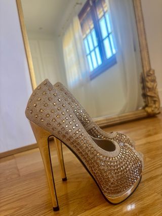 Zapatos de tacón dorados con cristales talla 36