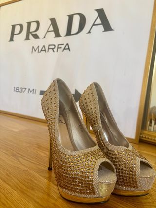 Zapatos de tacón dorados con cristales talla 36
