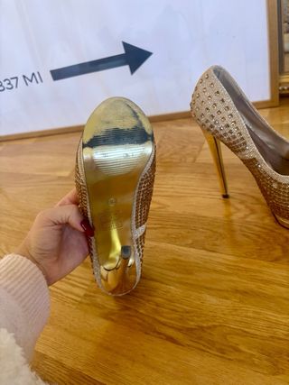 Zapatos de tacón dorados con cristales talla 36