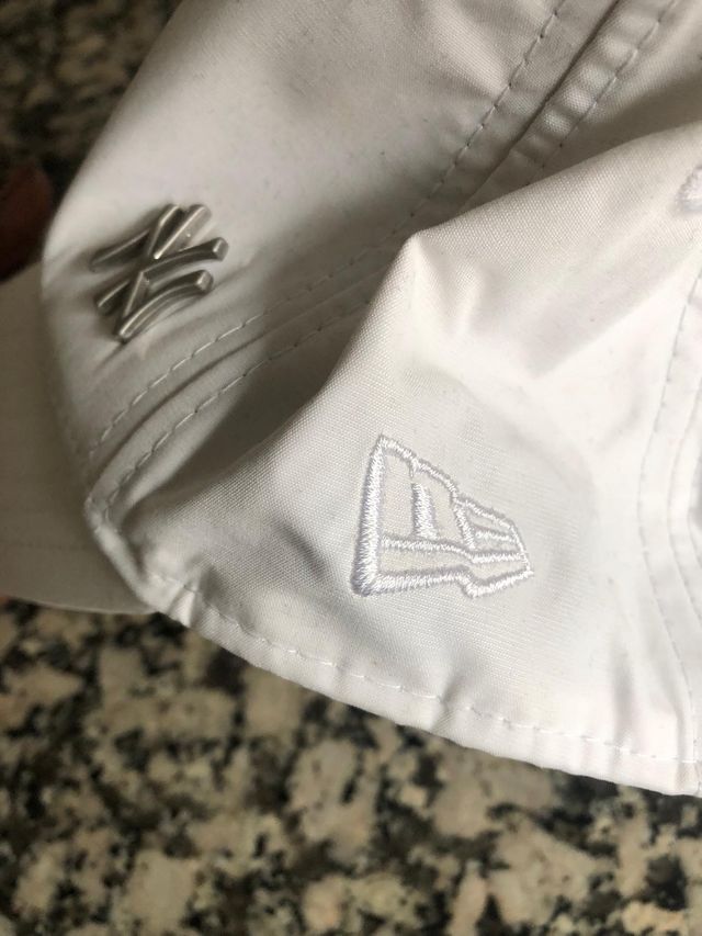 Gorra New Era NY nueva i origin ajustable plateada