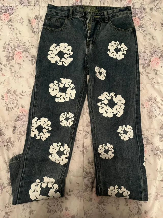 Pantalón denim con estampado floral