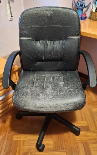 Escritorio de madera con estanterías