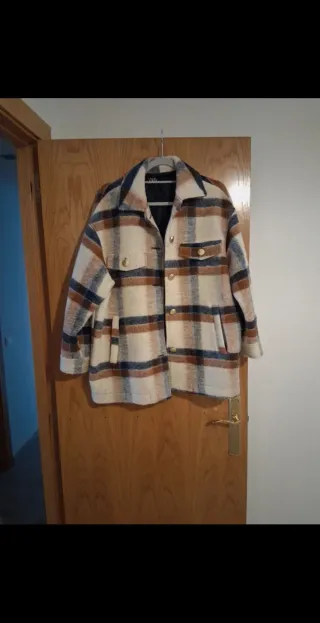 Cazadora cuadros beige y multicolor