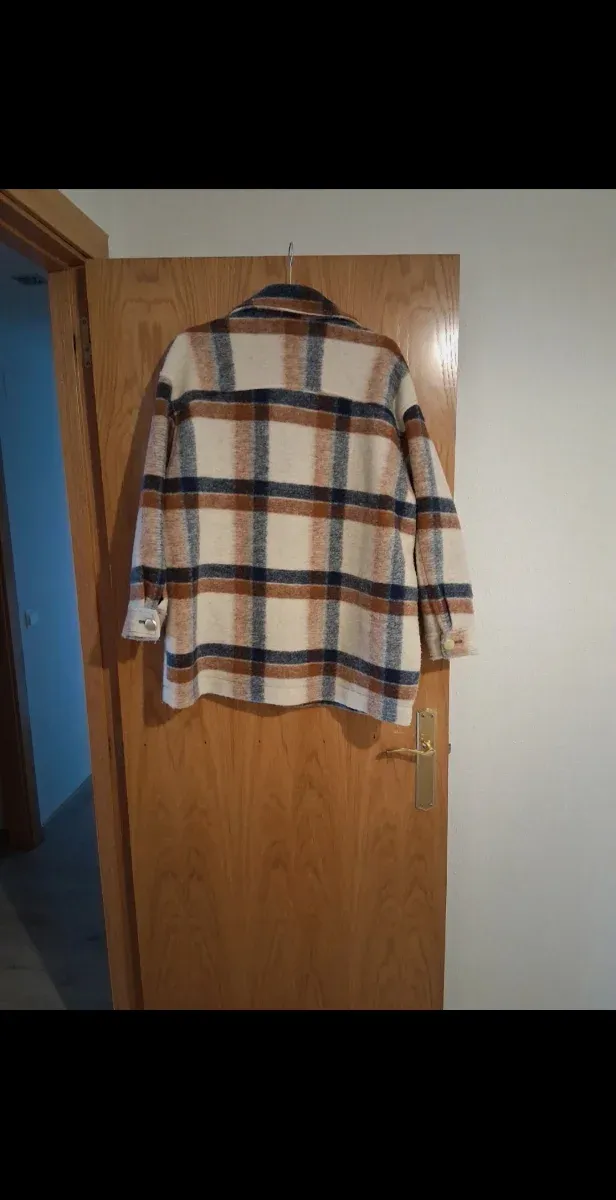 Cazadora cuadros beige y multicolor
