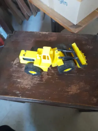 Excavadora antigua de juguete