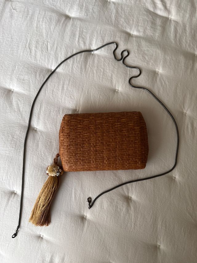 Bolso cartera marrón con flecos