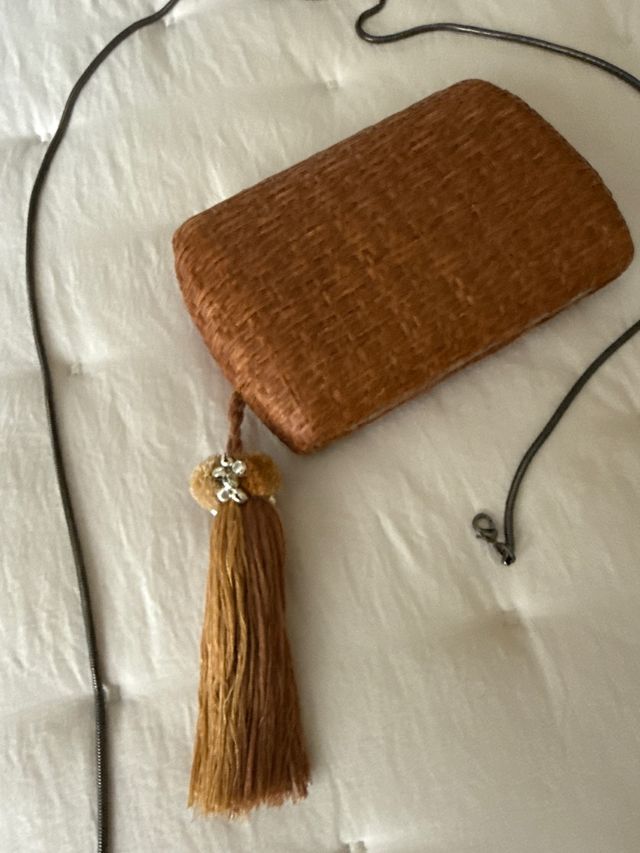 Bolso cartera marrón con flecos