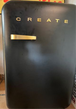 Nevera pequeña negra con detalles dorados