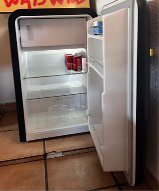 Nevera pequeña negra con detalles dorados