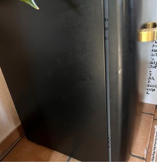 Nevera pequeña negra con detalles dorados