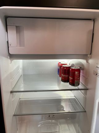 Nevera pequeña negra con detalles dorados