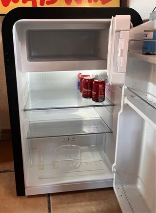 Nevera pequeña negra con detalles dorados