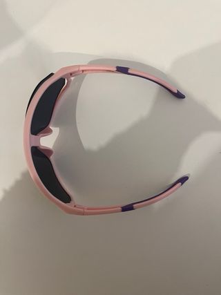 Gafas de sol rosas y moradas