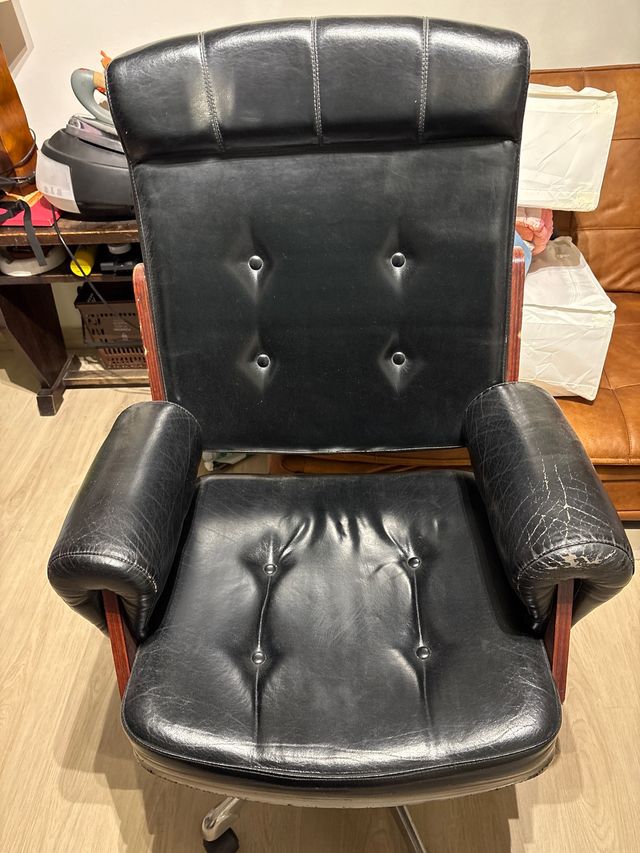 Silla de despacho de cuero y madera