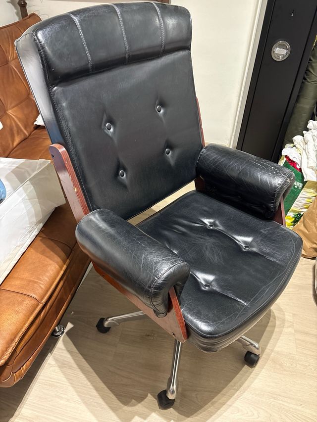 Silla de despacho de cuero y madera