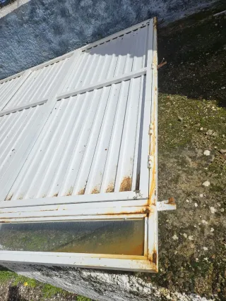 Puerta de garaje blanca con ventanas