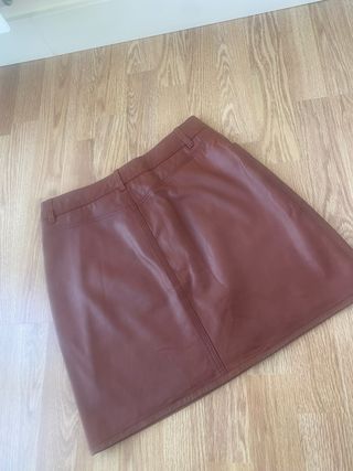 Falda corta Eseoese piel burdeos Talla 36