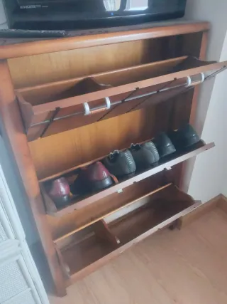 Zapatero de madera marrón