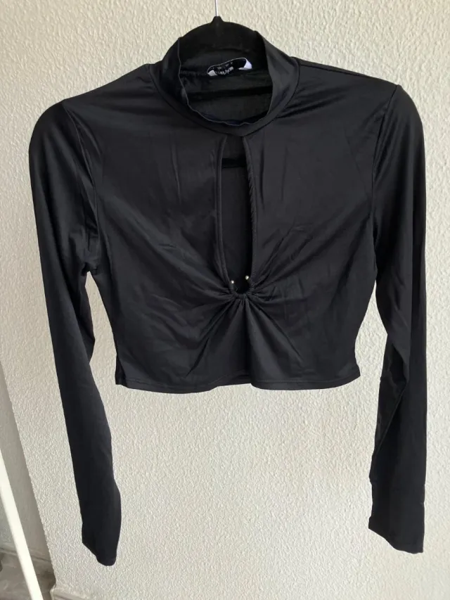 Top negro manga larga con escote