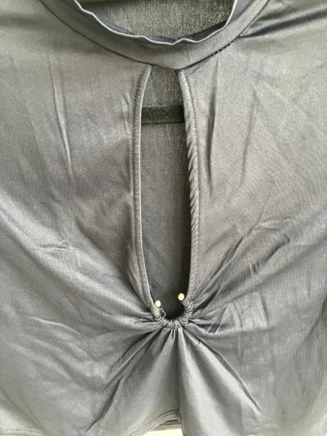 Top negro manga larga con escote