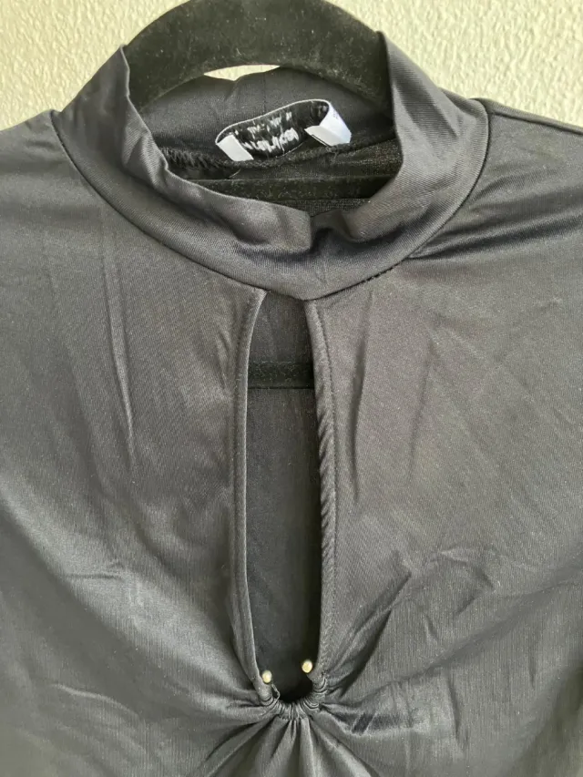 Top negro manga larga con escote