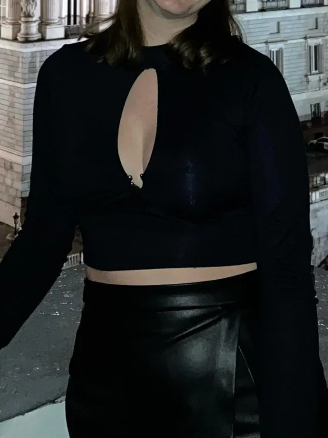 Top negro manga larga con escote