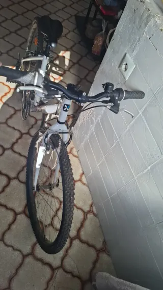 Bicicleta blanca y el rosa casi nueva