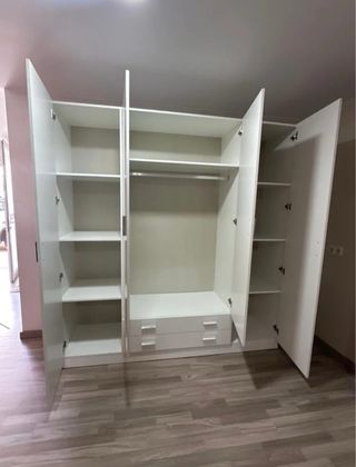 Armario blanco de madera