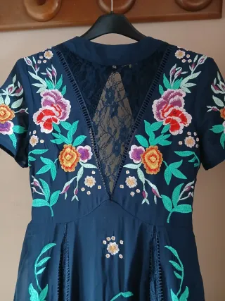 Vestido largo azul con bordado floral