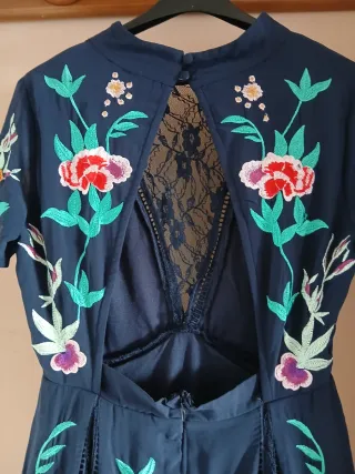 Vestido largo azul con bordado floral