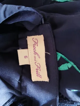 Vestido largo azul con bordado floral