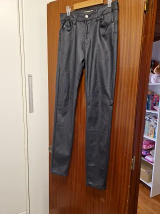 Pantalón efecto piel azul marino chica