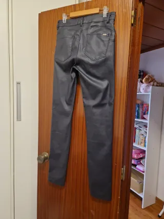 Pantalón efecto piel azul marino chica