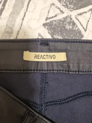 Pantalón efecto piel azul marino chica