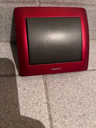 2 Interruptores Legrand negro con marco rojo